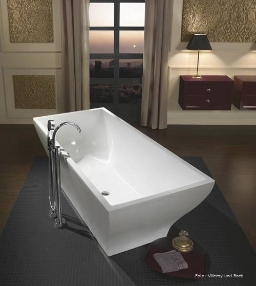 Die Bad-Serie "La Belle" ist eine Hommage an die Zeit der Romantik. Das Design hat den Spagat zwischen sinnlich-verspielt und puristisch- modern in außergewöhnlicher Weise geschafft.  Freistehende Badewanne/Villeroy & Boch